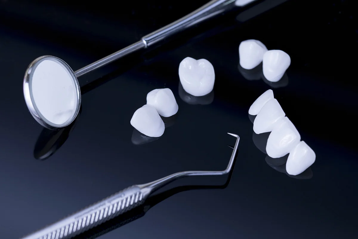 Dental tools and zircon dentures on a reflection surface – Ceramic veneers – lumineers Lumineers | Somerset Dental on James